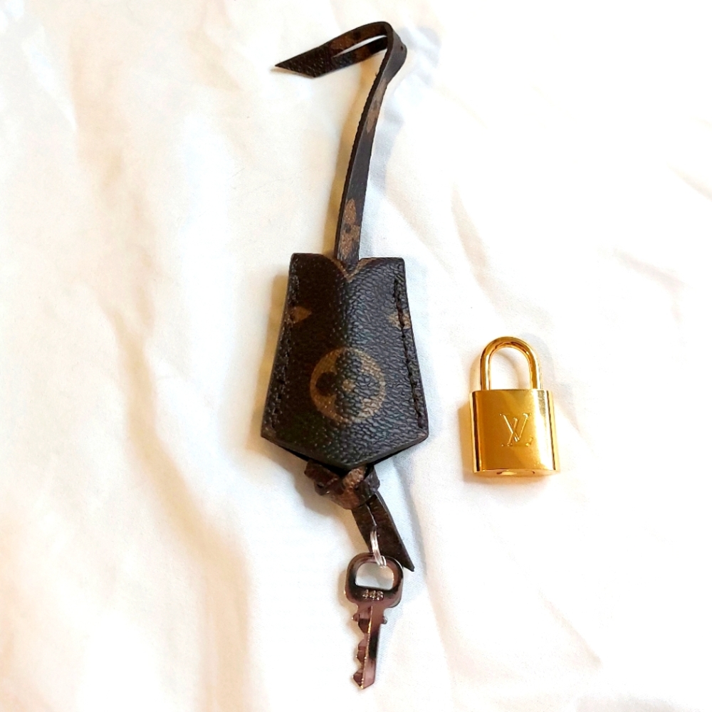 Louis Vuitton 448 lock